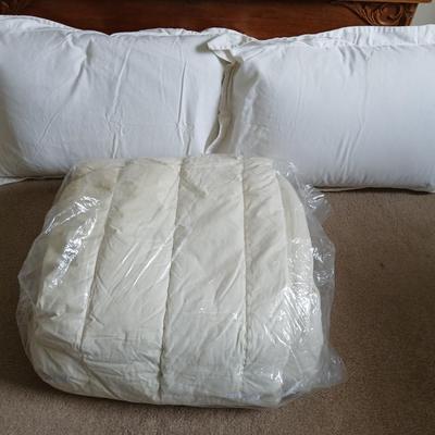 Down comforter with two pillows Queen sized