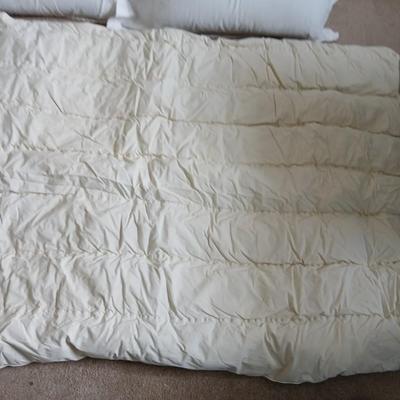 Down comforter with two pillows Queen sized