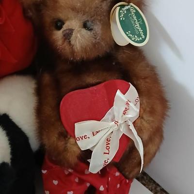 Basket of stuffed animals GUND -GANZ - TY - Bearington- and others