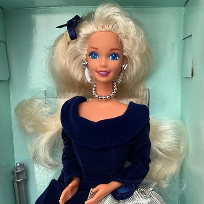 1995 Barbie Winter Velvet Avon Exclusive Mint/Excellent Condition Box opened to take picture