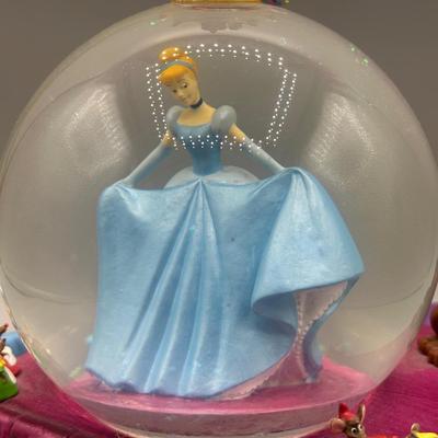 LOT 41: Vintage Disney Cinderella Musical Snow Globe