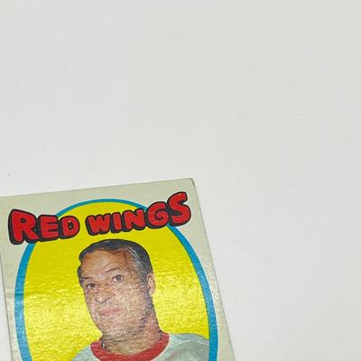 LOT 67: 8 Vintage NHL Cards - Bobby Orr, Gordie Howe, Bobby Clarke, and More