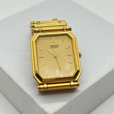 LOT 69J: Three Seiko Watches