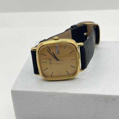 LOT 69J: Three Seiko Watches