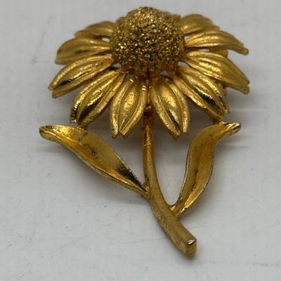 Gold tone Brooch Pin Flower Daisy