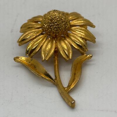 Gold tone Brooch Pin Flower Daisy