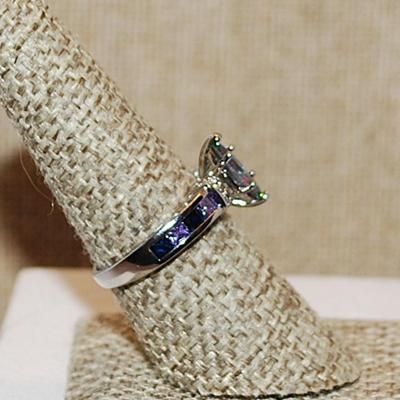 Size 7 ½ Iridescent Marquise Cut Stone Ring with Deep Blue Side Panel Stones on a Silver Tone Band (3.7g)