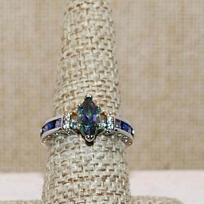 Size 7 ½ Iridescent Marquise Cut Stone Ring with Deep Blue Side Panel Stones on a Silver Tone Band (3.7g)