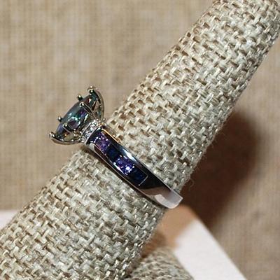 Size 7 ½ Iridescent Marquise Cut Stone Ring with Deep Blue Side Panel Stones on a Silver Tone Band (3.7g)