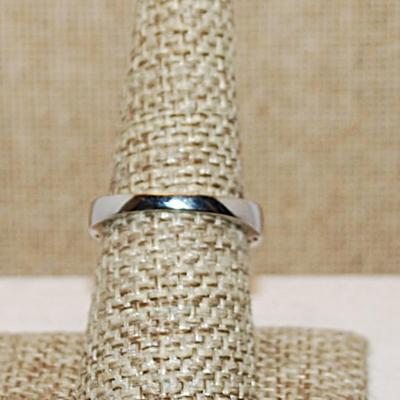 Size 7 ½ Iridescent Marquise Cut Stone Ring with Deep Blue Side Panel Stones on a Silver Tone Band (3.7g)