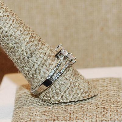 Size 10 Marked .925 Butterfly Ring with a Split Setting and Side Accent Stones on a Silver Band (3.3g)