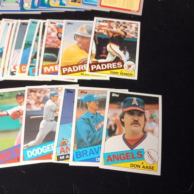 1982, '85 &'86 FLEER AND 1985 TOPPS BASEBALL TRADING CARDS