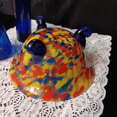 ART GLASS 3 FOOTED BOWL AND 2 BLUE GLASS VASES
