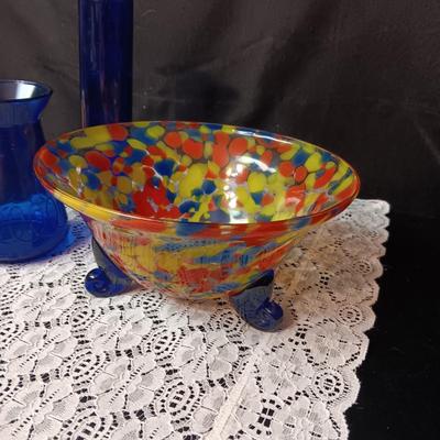 ART GLASS 3 FOOTED BOWL AND 2 BLUE GLASS VASES