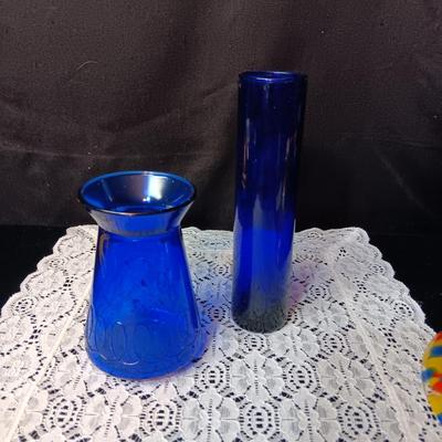 ART GLASS 3 FOOTED BOWL AND 2 BLUE GLASS VASES