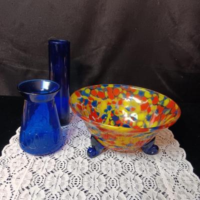 ART GLASS 3 FOOTED BOWL AND 2 BLUE GLASS VASES