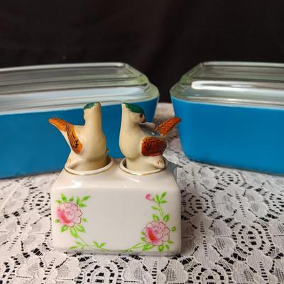 2 PYREX REFRIGERATOR DISHES AND ROCKING BIRDS SALT/PEPPER SHAKERS