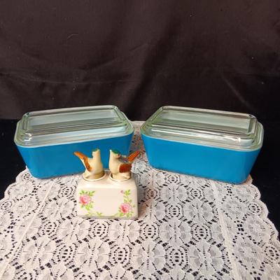 2 PYREX REFRIGERATOR DISHES AND ROCKING BIRDS SALT/PEPPER SHAKERS