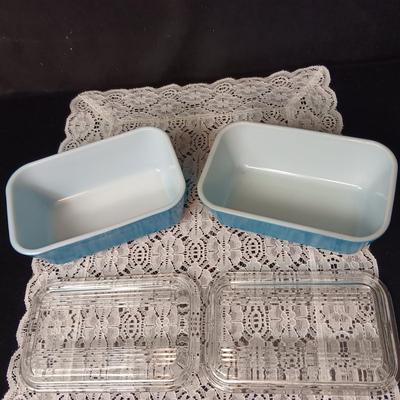 2 PYREX REFRIGERATOR DISHES AND ROCKING BIRDS SALT/PEPPER SHAKERS