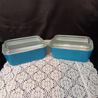 2 PYREX REFRIGERATOR DISHES AND ROCKING BIRDS SALT/PEPPER SHAKERS