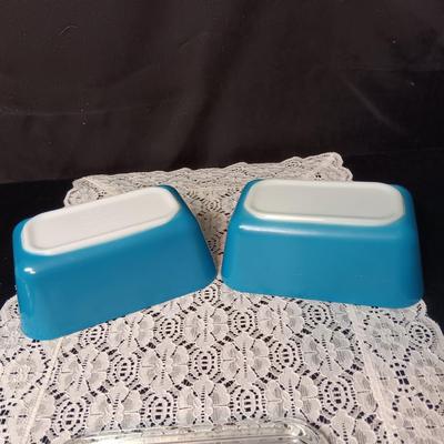 2 PYREX REFRIGERATOR DISHES AND ROCKING BIRDS SALT/PEPPER SHAKERS