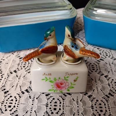 2 PYREX REFRIGERATOR DISHES AND ROCKING BIRDS SALT/PEPPER SHAKERS