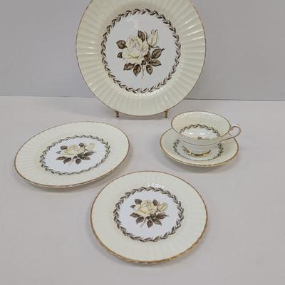 39 Pieces Of Vintage Paragon By Appointment HM The Queen & HM Queen Mary & Elizabeth Fine Bone China Melanie Rose Pattern