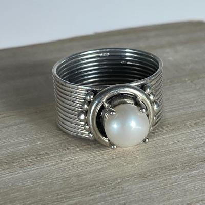 Sale Photo Thumbnail #497: The pearl is white not cream. The first photo is the best representation of color. Size 10