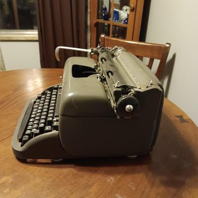 REMINGTON RAND MANUAL TYPEWRITER