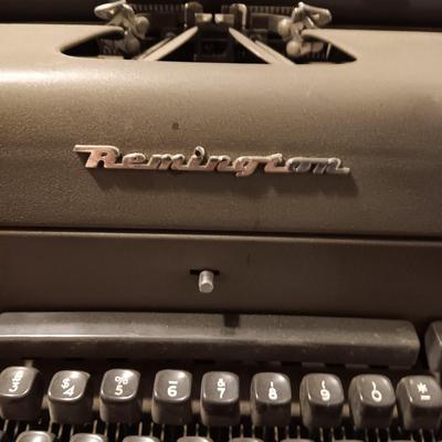 REMINGTON RAND MANUAL TYPEWRITER