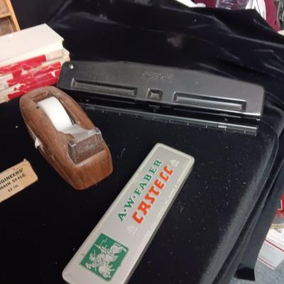 OFFICE SUPPLIES AND A DIGITAL PHOTO FRAME