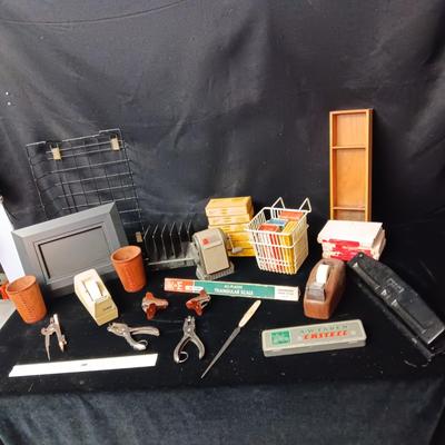 OFFICE SUPPLIES AND A DIGITAL PHOTO FRAME