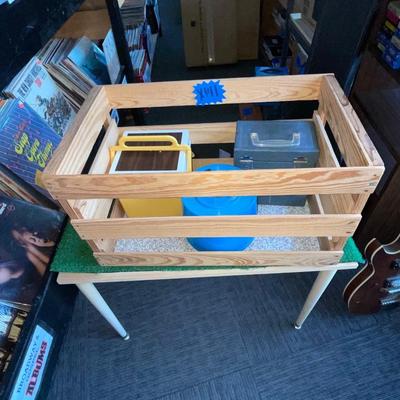 X141-Crate, display table and record carriers