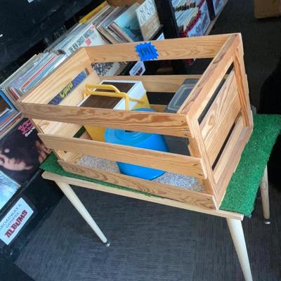 X141-Crate, display table and record carriers