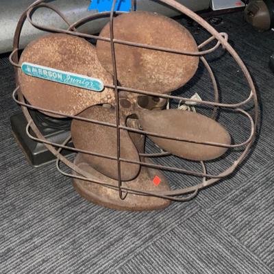 X147-Vintage lamp and vintage fan