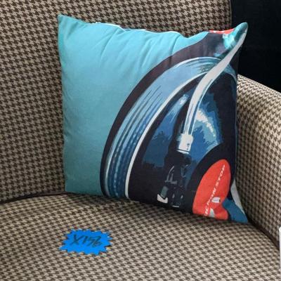 X156-Armchair plus pillow