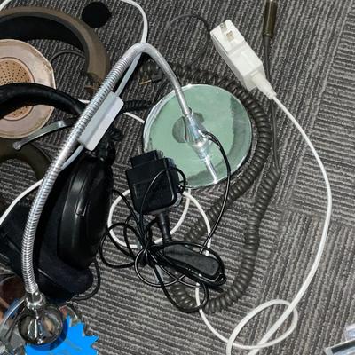 X157-Lamps and headphones