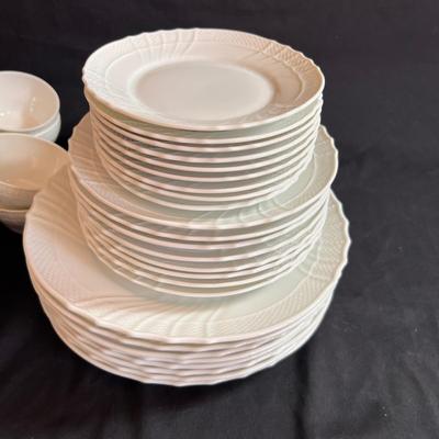 Richard Ginori 8 Person Dinnerware Set (DR-RG)