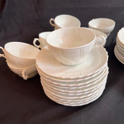 Richard Ginori 8 Person Dinnerware Set (DR-RG)