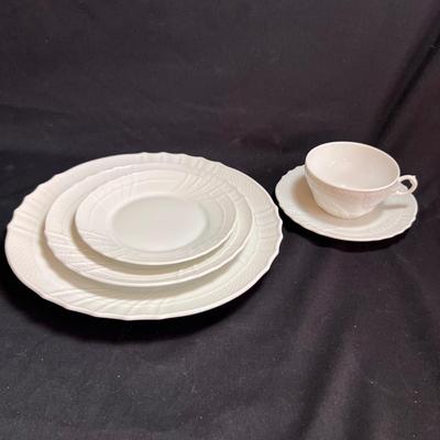 Richard Ginori 8 Person Dinnerware Set (DR-RG)
