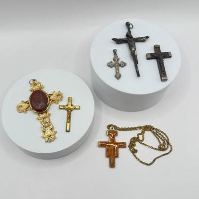 LOT 175J: Vintage Cross & Crucifix Pendants
