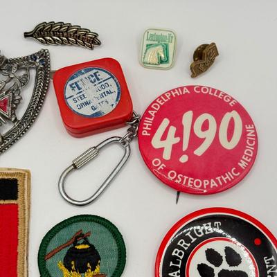 LOT 181J: Vintage Pearlduck Men’s Straight Razor, Italy Patch, Buttons & More