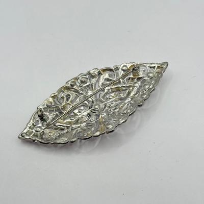 LOT 187J: Jewelry Collection: Necklace, Brooches & Pendant