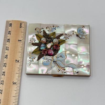 LOT 190J: Vintage Kaycraft Genuine Mother of Pearl Compact