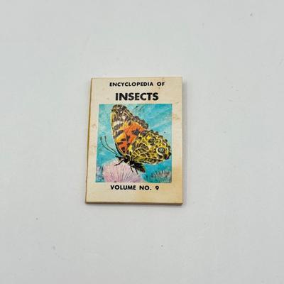 LOT 192J: Mini Vintage Jacks in Coin Purse, Vintage Mini Insects Book & Jr Stewardess Wings Pin