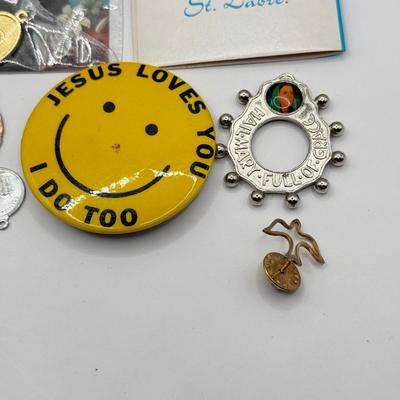 LOT 189J: Religious Pendants, Charms & Pins
