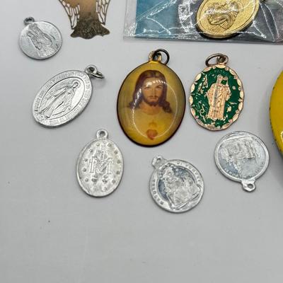 LOT 189J: Religious Pendants, Charms & Pins