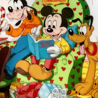 Disney Collector Plate: 1991 The Night Before Christmas with Goofy, Mickey and Pluto.