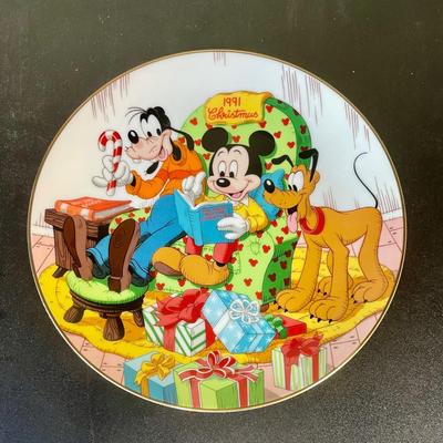 Disney Collector Plate: 1991 The Night Before Christmas with Goofy, Mickey and Pluto.