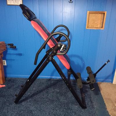 QUALITY FOLDING HEALTH GEAR INVERSION TABLE W/HEAT AND MASSAGE